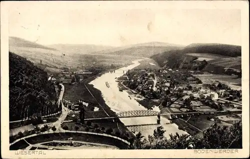 Ak Bodenwerder in Niedersachsen, Totalansicht, Blick über das Wesertal, Weserbrücke