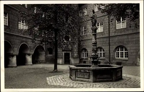 Ak Ulm an der Donau, Hildegard Brunnen im Neuen Bau