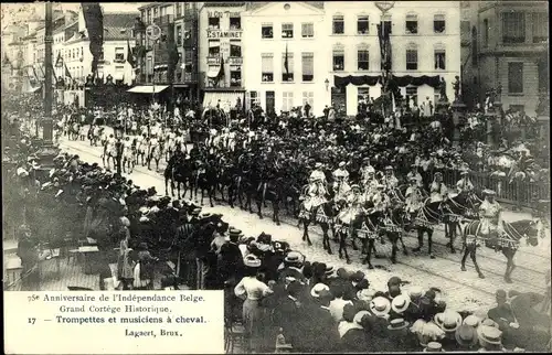 Ak Bruxelles Brüssel, 75e Anniversaire de l'Independance Belge, Trompettes et musiciens a cheval