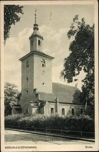 Ak Berlin Lichtenberg, Straßenpartie mit Blick auf die Kirche, Fassade