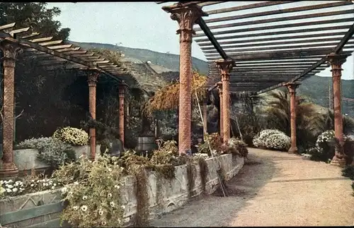 Ak Unbekannter Ort, Gartenpartie, Blumenkasten, Säulen, Ruine