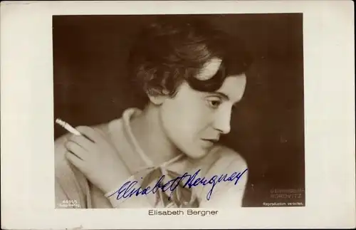 Ak Schauspielerin Elisabeth Bergner, Portrait mit Zigarette, Autogramm