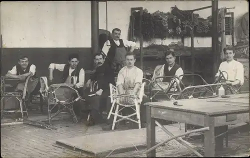Foto Ak Mitwitz in Oberfranken, Lauterbach'sche Fabrik, Geflechtmöbel, Korbflechter
