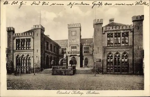 Ak Kołobrzeg Kolberg Pommern, Ansicht vom Rathaus, Ratusz, Denkmal