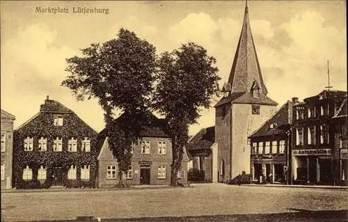 Ak Lütjenburg in Schleswig Holstein, Blick vom Marktplatz zur Kirche, Geschäfte, Häuser