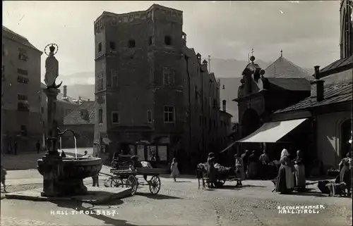 Ak Hall in Tirol, Blick auf einen Platz, Brunnen, Denkmal, Marktstände