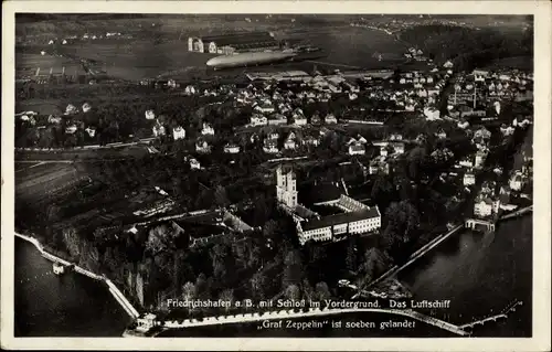 Ak Friedrichshafen am Bodensee, Fliegeraufnahme, Schloss, Luftschiff Graf Zeppelin ist gelandet