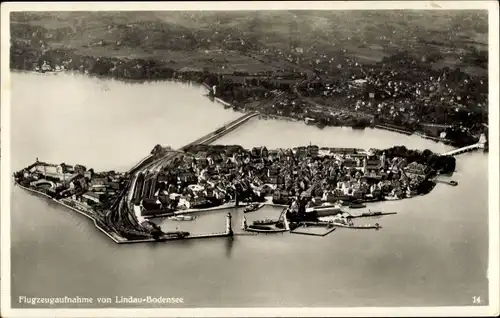 Ak Lindau Bodensee, Fliegeraufnahme vom Ort, Gleise, Insel