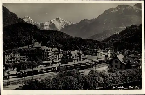 Ak Interlaken Kanton Bern Schweiz, Bahnhof