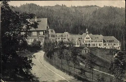 Ak Isny im Allgäu, Straßenpartie, Heilstätte Überruh, Wald