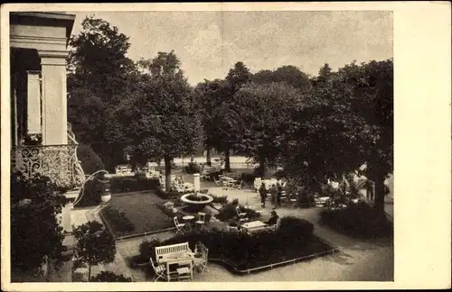 Ak Badenweiler im Schwarzwald, Hotel Roemerbad, Partie im Vorgarten
