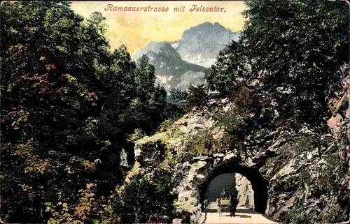 Ak Ramsau im Berchtesgadener Land Oberbayern, Ramsauerstrasse mit Felsentor