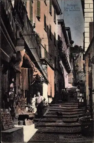 Ak Bellagio Lago di Como Lombardia, Via Serbellani, Straßenpartie, Treppen, Passanten