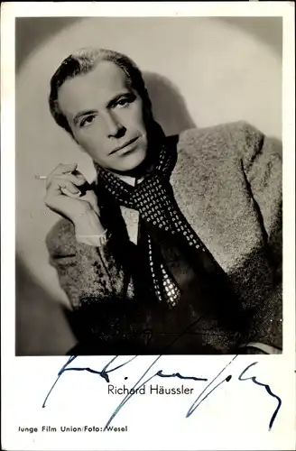 Ak Schauspieler Richard Häussler, Portrait, Autogramm, Zigarette