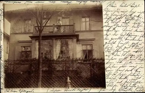 Foto Ak Berlin Zehlendorf, Wohnhaus, Dame auf dem Balkon