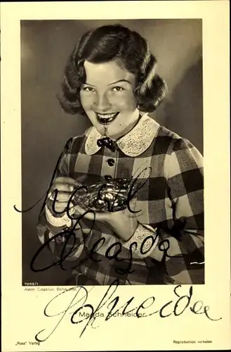 Ak Schauspielerin Magda Schneider, Portrait Kirschen essend, Ross Verlag 7099 1, Autogramm