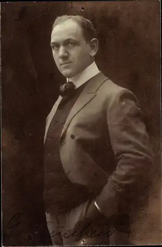 Ak Gustav Feuerherd, Portrait im Anzug, Autogramm