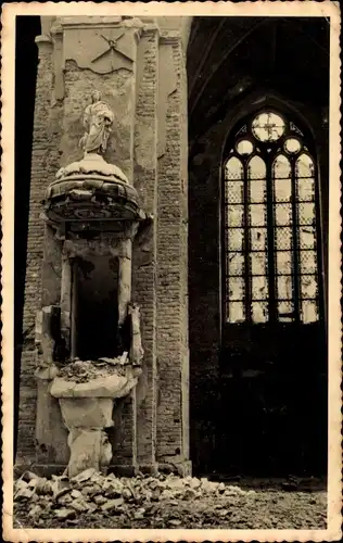 Foto Ak Russland, Zerstörtes Gebäude, Kirche, Ruine, Fenster