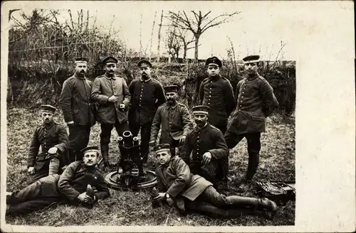 Foto Ak Deutsche Soldaten in Uniformen mit Granatwerfer