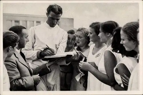 Sammelbild Olympia 1936, Fechter Giulio Gaudini gibt deutschen Turnerinnen Autogramme