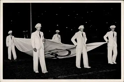 Sammelbild Olympia 1936, Einholung der olympischen Flagge durch deutsche Fünfkämpfer