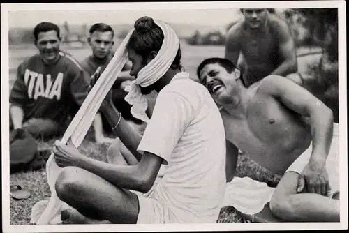 Sammelbild Olympia 1936, Indischer Langstreckenläufer Singh bindet Turban, italienischer Athlet
