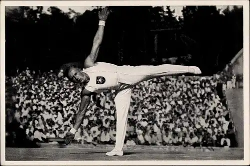 Sammelbild Olympia 1936, Olympiasieger Alfred Schwarzmann bei einer Standwaage