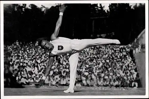 Sammelbild Olympia 1936, Olympiasieger Alfred Schwarzmann bei einer Standwaage