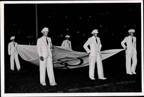 Sammelbild Olympia 1936, Einholung der olympischen Flagge durch deutsche Fünfkämpfer