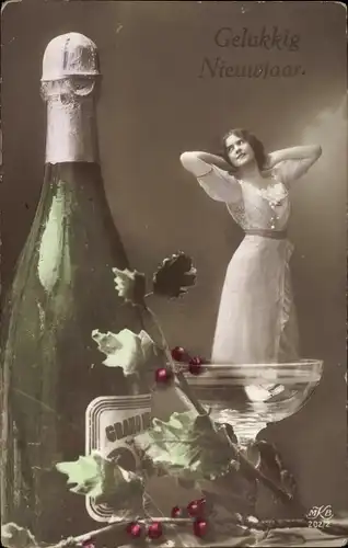 Ak Glückwunsch Neujahr, Gelukkig Nieuwjaar, Frau in Sektkelch, Sektflasche, Fotokunst