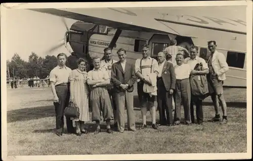 Ak Wrocław Breslau in Schlesien, Gruppenbild vor Verkehrsflugzeug, Hansa Flugdienst