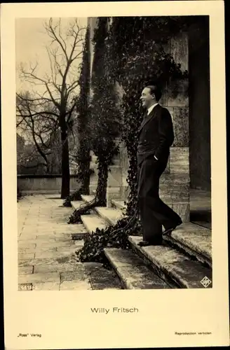 Ak Schauspieler Willy Fritsch, Portrait auf einer Treppe, Ross Verlag 6415/3