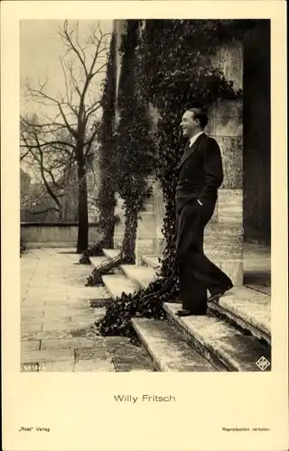 Ak Schauspieler Willy Fritsch, Portrait auf einer Treppe, Ross Verlag 6415/3