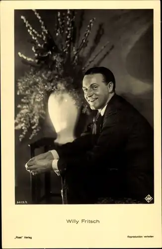 Ak Schauspieler Willy Fritsch, Portrait, Blumenvase, Verlag Ross 6415/1