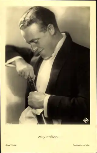 Ak Schauspieler Willy Fritsch, Portrait, Weinflasche öffnend, Ross Verlag A 7269/1