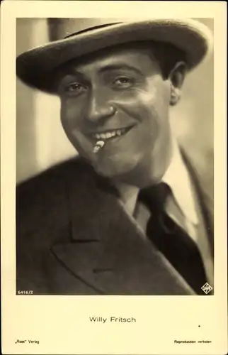 Ak Schauspieler Willy Fritsch, Ross Verlag 6416/2, Zigarette rauchend