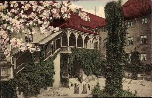 Ak Nürnberg in Mittelfranken, Burg, Schloßhof mit Linde