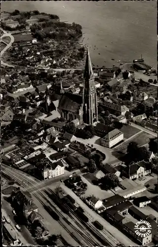 Ak Schleswig an der Schlei, Panorama vom Ort, Kirche, Bahnanlagen, Fliegeraufnahme