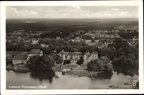 Ak Rheinsberg in der Mark, Fliegeraufnahme von Ort und Schloss