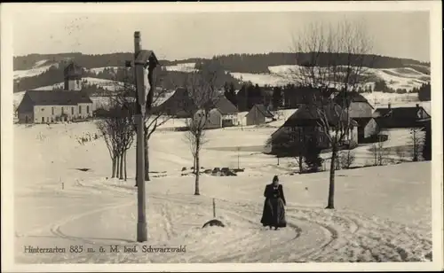 Ak Hinterzarten im Schwarzwald, Teilansicht, Winter, Schnee, spazierende Frau