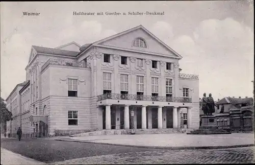 Ak Weimar in Thüringen, Hoftheater mit Goethe- und Schiller-Denkmal