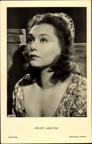 Ak Schauspielerin und Sängerin Zarah Leander, Portrait, Rose von Nowgorod
