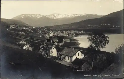 Ak Vossevangen Norwegen, Panorama, Ortschaft am Wasser, Gebirge