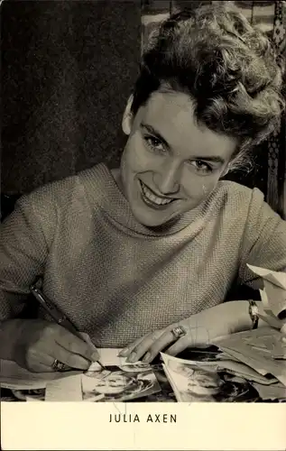 Ak Schauspielerin Julia Axen, Autogrammkarten signierend, Portrait