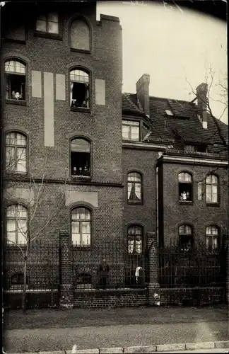 Foto Ak Zerbst in Anhalt, Wohnhaus, Anwohner an den Fenstern