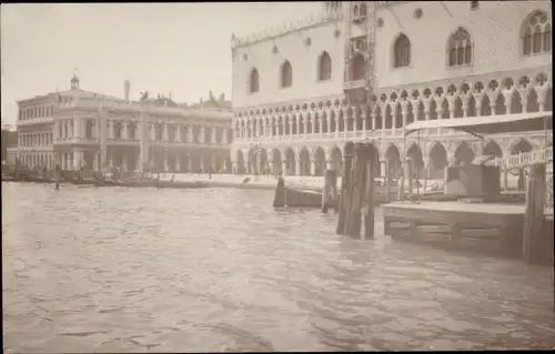 Ak Venezia Venedig Veneto, Wasserpartie, Gondel, Häuser