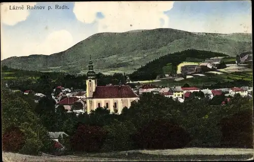 Ak Rožnov pod Radhoštěm Rosenau unter Radhost Region Zlin, Totalansicht, Kirche