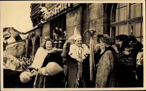 Foto Ak Karl Marx Stadt Chemnitz in Sachsen, Fasching, Prinzenpaar vor dem Ratskeller