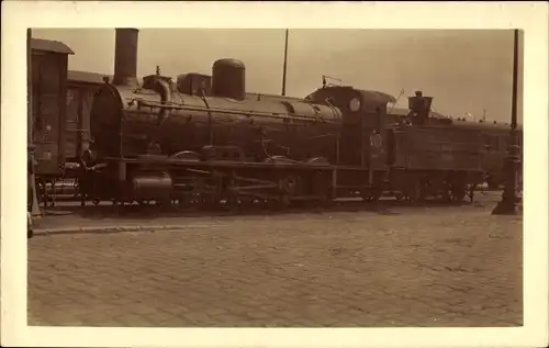 Foto Ak Britische Eisenbahn in einem Bahnhof, Dampflok
