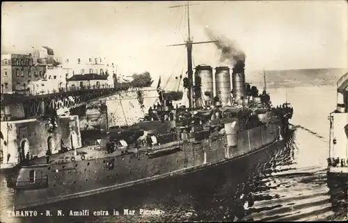 Ak Tarent Taranto Puglia, Italienisches Kriegsschiff, R. N. Amalfi entra in Mar Piccolo